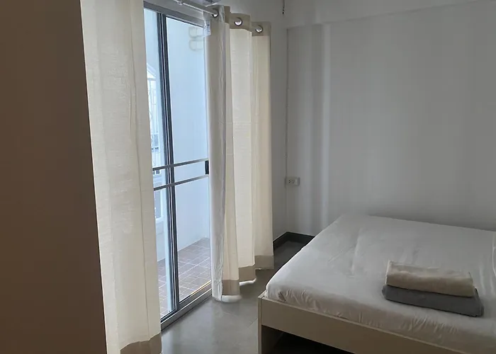 Apartment Modern 2-Bedroom Condo Near Foodie Market 11 Min, Mega Bangna, Bangna Trad Road 12 Min, Suvarnabhumi Airport 15 Min Bangkok