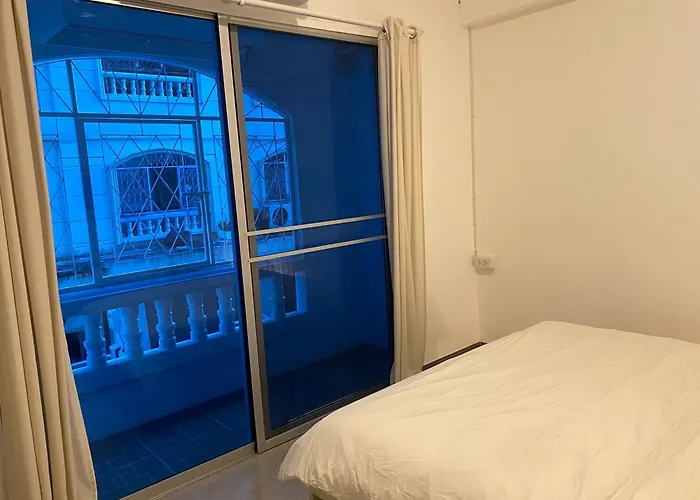 Modern 2-Bedroom Condo Near Foodie Market 11 Min, Mega Bangna, Bangna Trad Road 12 Min, Suvarnabhumi Airport 15 Min Apartment