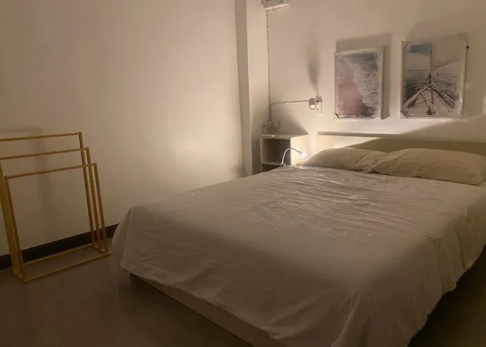 Modern 2-Bedroom Condo Near Foodie Market 11 Min, Mega Bangna, Bangna Trad Road 12 Min, Suvarnabhumi Airport 15 Min Apartment Bangkok